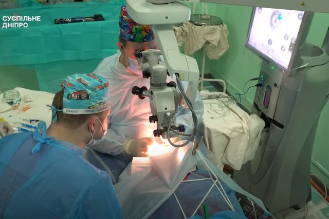 «Я весь день был в бою с одним глазом»: как в Днепре врачи восстанавливают зрение раненым военным и гражданским