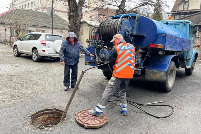 На ул. Владимира Мономаха коммунальщики чистят забитую мусором канализацию