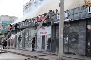 В Днепре потушили пожар в торговых павильонах на Донецком шоссе