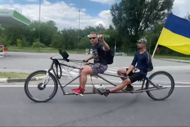По улицам Каменского ездит необычный велосипед