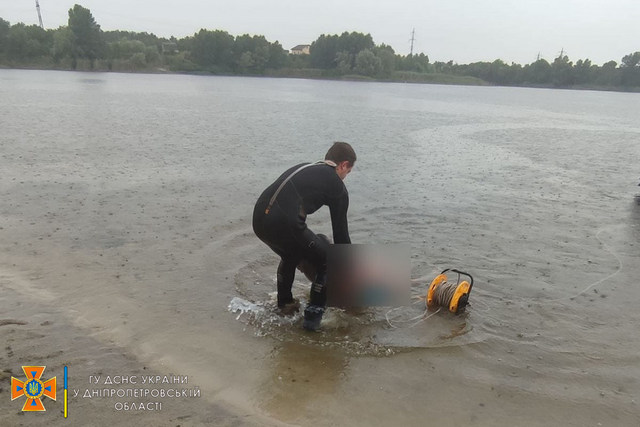 На Днепропетровщине водолазы-спасатели достали из Куриловского котлована тело мужчины
