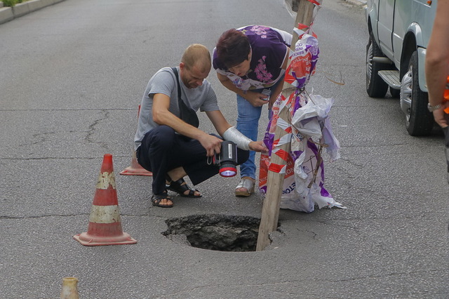 В Днепре на Короленко посреди дороги образовался провал около двух метров в глубину