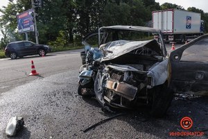В Днепре на Запорожском шоссе Dacia врезалась в Hyundai: одно авто сгорело