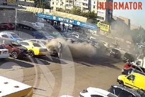 В Днепре на парковке Терры на Паникахи рядом с Dodge Challenger вспыхнул Hyundai: видео момента