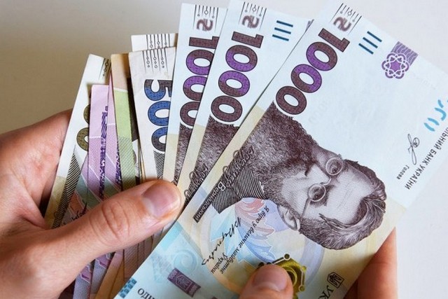 Средняя зарплата в Украине упала на 3,3% за квартал