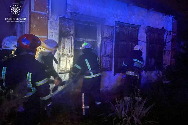В Днепре спасатели ликвидировали пожар в частном доме на улице Воспоминаний