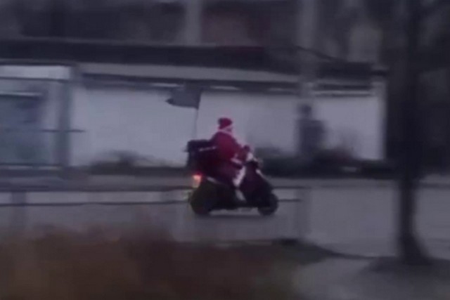 В Днепре заметили Санта Клауса на скутере