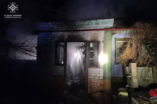 Ночью в Днепре сгорел  частный дом на Ломовском 